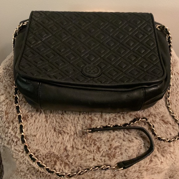 Tory Burch butter soft leather delicately loved. Black with magnetic closure. - Picture 2 of 9